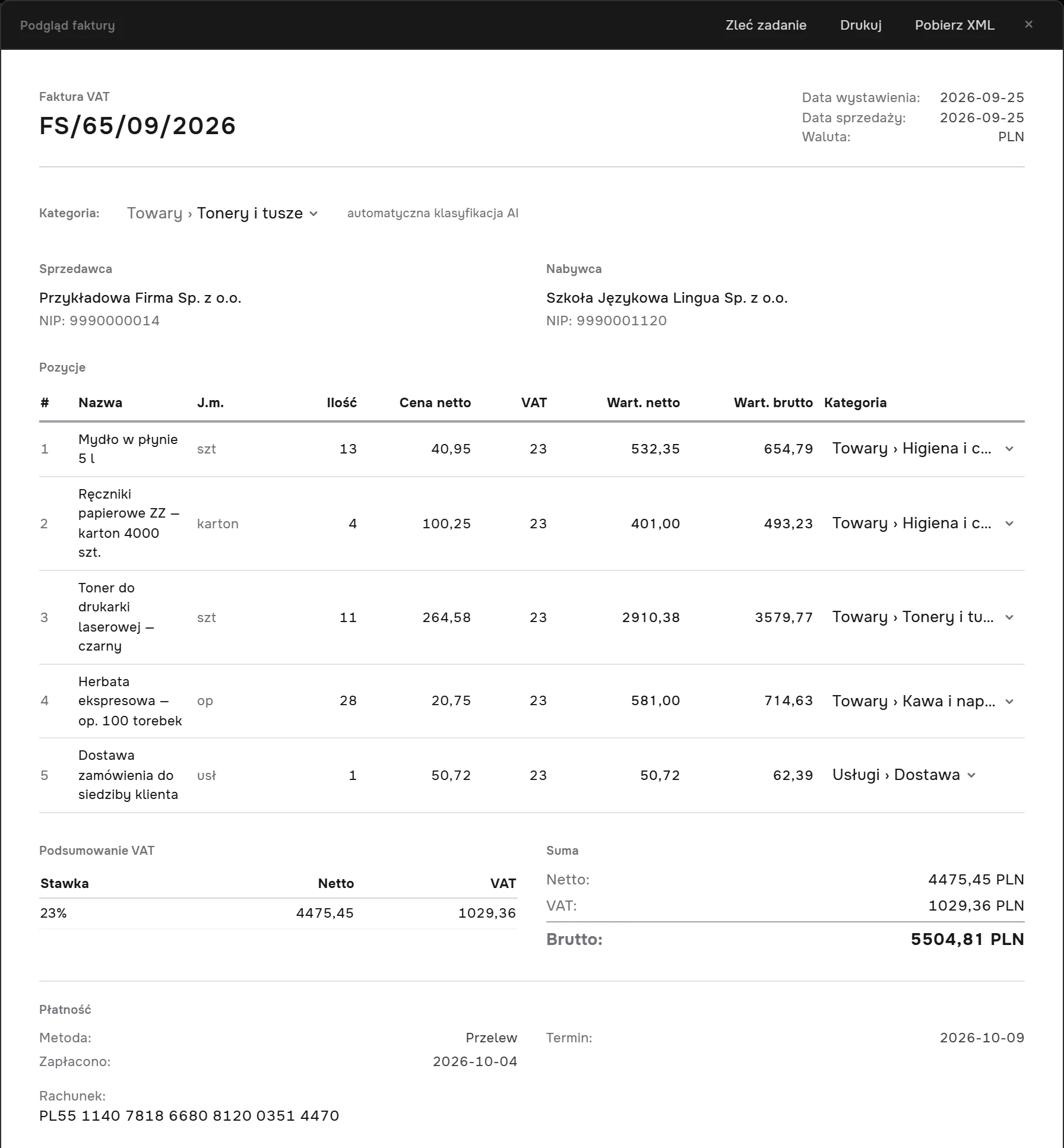 Podgląd faktury sprzedaży FS/65/09/2026 w bilans.ai: sprzedawca Przykładowa Firma i nabywca Szkoła Językowa Lingua z NIP-ami, pięć pozycji (mydło, ręczniki papierowe, toner, herbata, dostawa) z ilością, ceną, stawką VAT i kategorią każdej pozycji, podsumowanie VAT, suma brutto 5504,81 PLN, płatność przelewem z terminem i rachunkiem; w pasku okna Zleć zadanie, Drukuj i Pobierz XML